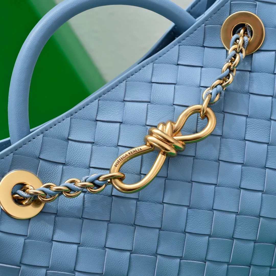 Batch 1960 BOTTEGA VENETA 2024 spring and summer new small ANDIAMO chain bag is also available! 🔥🔥I believe many friends have been waiting for a long time. The metallic chain adds a touch of sophistication to the original softness and elegance of Andiamo. The collision of classic craftsmanship and elegance creates a different kind of beauty. Style number: 6008 Size: 25*22*10.5cm
